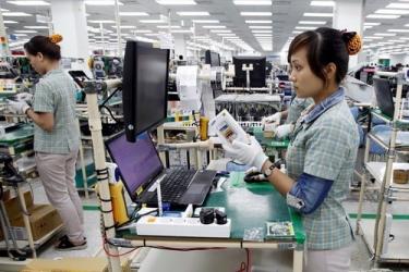 The mostly female workforce stands for the entire workshift period. Photo credit: http://www.thanhniennews.com/business/vietnam-inherits-factories-from-manufacturers-fleeing-china-36771.html