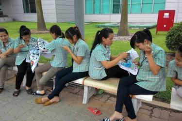 Lunch break at Samsung’s Ban Ninh plant. Almost all the female workers are in their twenties.  Photo credit: http://www.phamhongphuoc.net/2013/07/10/nhung-co-gai-xuan-thi-samsung-bac-ninh/