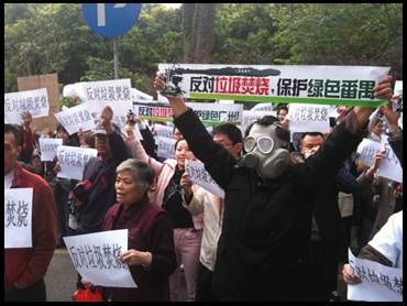 “Oppose garbage incineration – Protect green Guangzhou”; photo from China Digital Times[