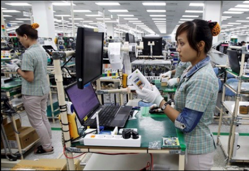 The mostly female workforce stands for the entire work shift period. Photo credit: http://www.thanhniennews.com/business/vietnam-inherits-factories-from-manufacturers-fleeing-china-36771.html