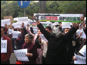 &ldquo;Oppose garbage incineration &ndash; Protect green Guangzhou&rdquo;; photo from China Digital Times[