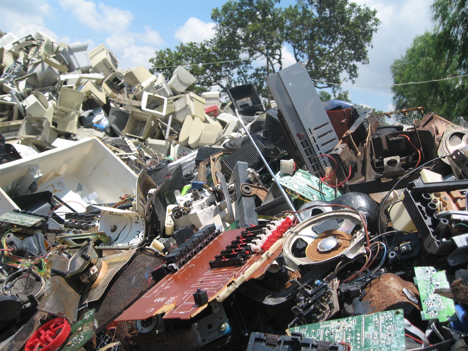 Sampah elektronik menumpuk di Bangkok, Thailand, Foto oleh CAIN