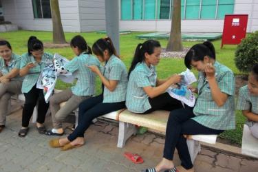 Lunch break at Samsung’s Ban Ninh plant. Almost all the female workers are in their twenties. Photo credit: http://www.phamhongphuoc.net/2013/07/10/nhung-co-gai-xuan-thi-samsung-bac-ninh/