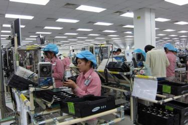 Mobile phone assembly at Samsung Vietnam. Photo credit: http://samsungrumors.net/one-tells-samsung-town-vietnam/