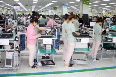 Mobile phone assembly at Samsung Electronics in Vietnam happens standing up. Photo credit: http://www.koreaherald.com/view.php?ud=20141111000954