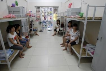 Worker dormitories at Samsung’s Bac Ninh plant are crowded and have the potential to disrupt sleep if all the residents of a room are not working the same shift schedule. Photo credit: http://genk.vn/tin-ict/dot-nhap-nha-may-samsung-o-bac-ninh-20130711172709955.chn