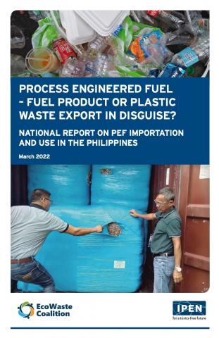 Dua orang pria memeriksa sebuah bal besar yang dibungkus dengan warna biru di dalam sebuah kontainer. Gambar tersebut ada di sampul laporan berjudul Process Engineered Fuel - Produk Bahan Bakar atau Ekspor Sampah Plastik yang Terselubung? mengenai Filipina.