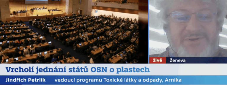 A split-screen image shows a large meeting hall filled with delegates on the left and a close-up of a man speaking via video call on the right. Czech news text at the bottom identifies the topic as a UN plastics summit.