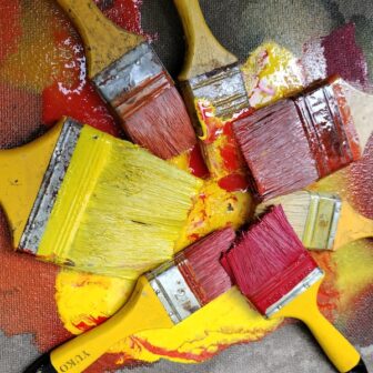 pinceaux trempés dans la peinture