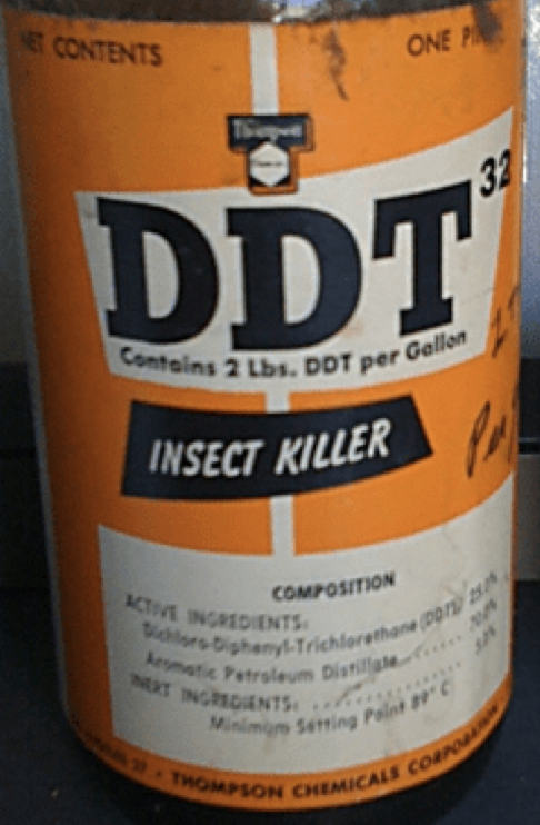 Një pamje e afërt e një kavanozi të vjetër metalik portokalli dhe të bardhë me mbishkrimin DDT 32 INSECT KILLER, duke treguar përbërësit dhe informacionin nga Thompson Chemicals Corporation. Etiketa tregon se përmban 2 paund DDT për galon.